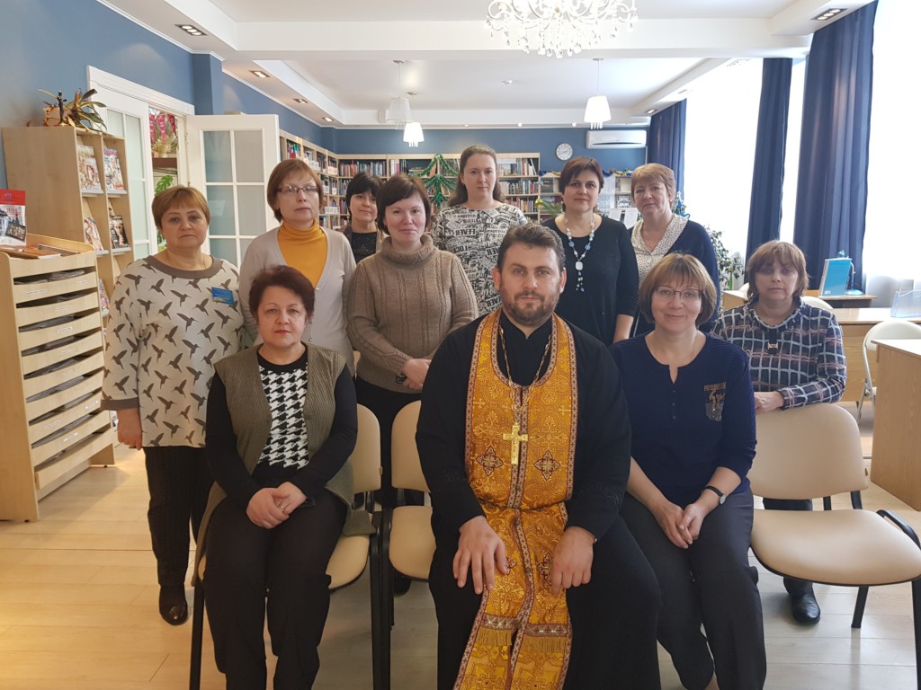на третий день праздника Крещения Господня, настоятель Покровского храма г. Лыткарино священник Александр Ионов посетил Центральную городскую библиотеку