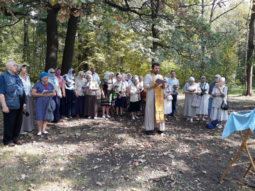 12 часов у закладного камня Покрова Пресвятой богородицы. Молебен с акафистом Покрову Пресвятой Богородицы.