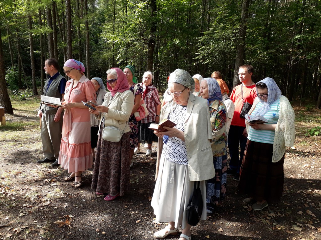 Акафист Покрову Пресвятой Богородицы у закладного камня храма.
