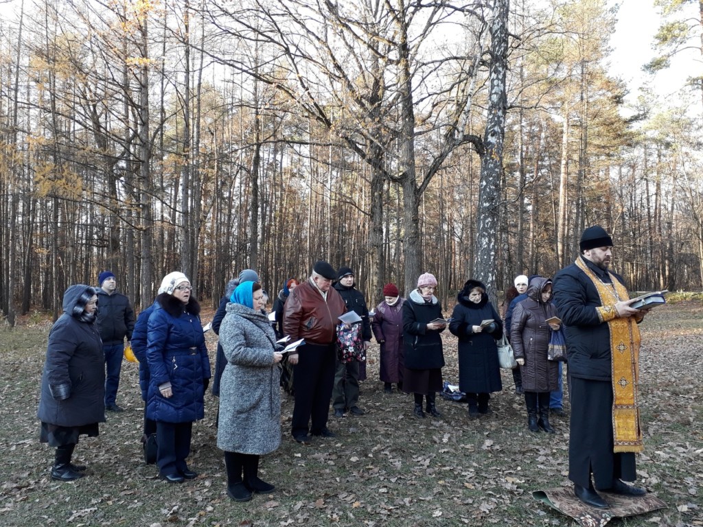 Молебен с Акафистом Покрову Пресвятой Богородицы у закладного камня храма.